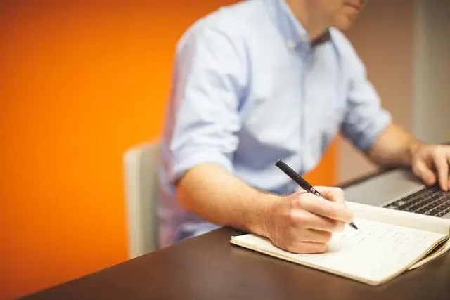 AI Tekster og fremtidens arbejdsmarked: Hvordan teknologien kan påvirke fremtidens jobmuligheder inden for kommunikation og marketing.
